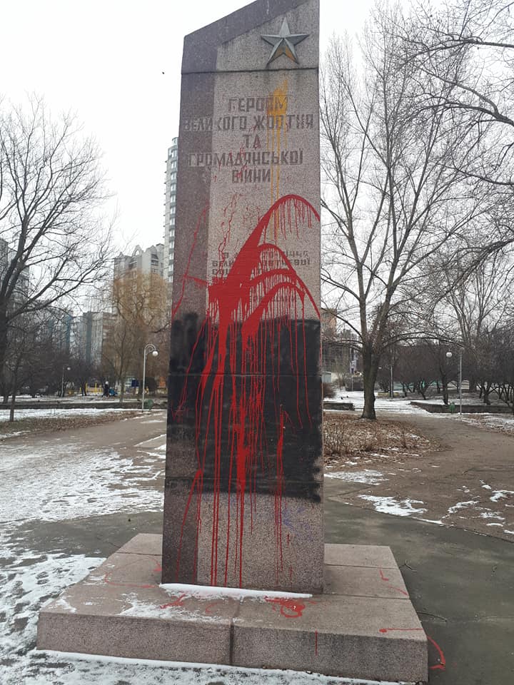 "Нарешті": у Черкасах демонтували пам'ятник комуністичному режиму